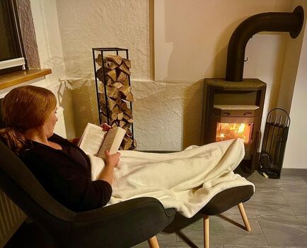 Gemütlich vor dem Kaminofen entspannen