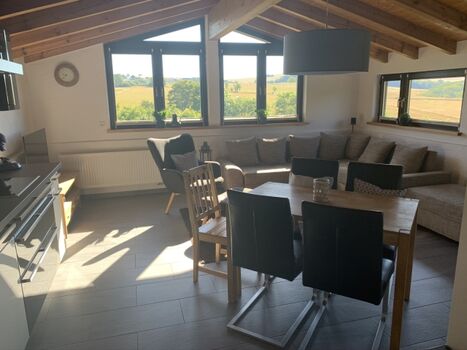 Wohn/Essbereich mit tollem Ausblick in die Natur