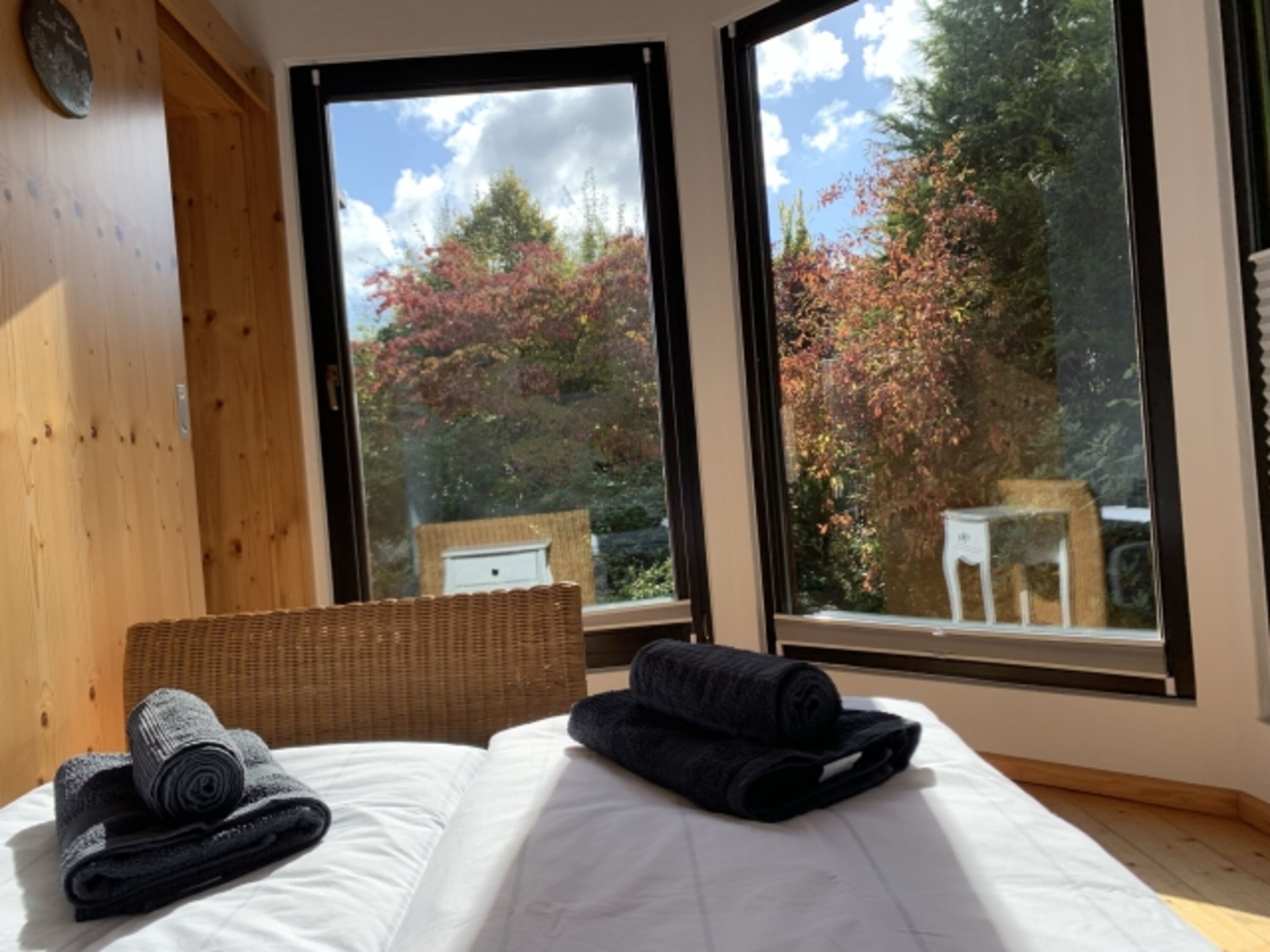 Wintergarten mit Doppelbett und tollem Blick in den Garten