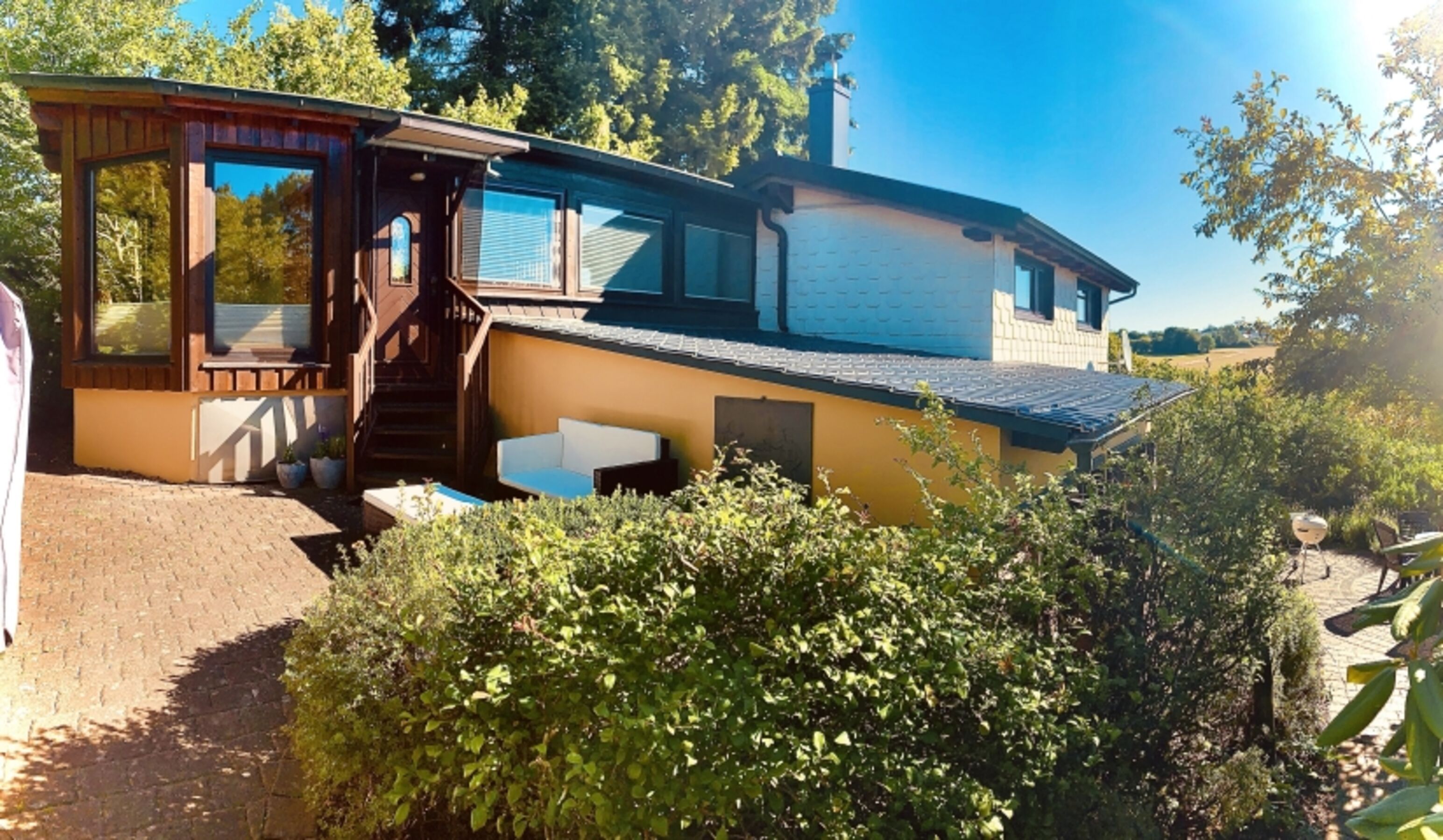 Blick aufs Haus aus dem Garten