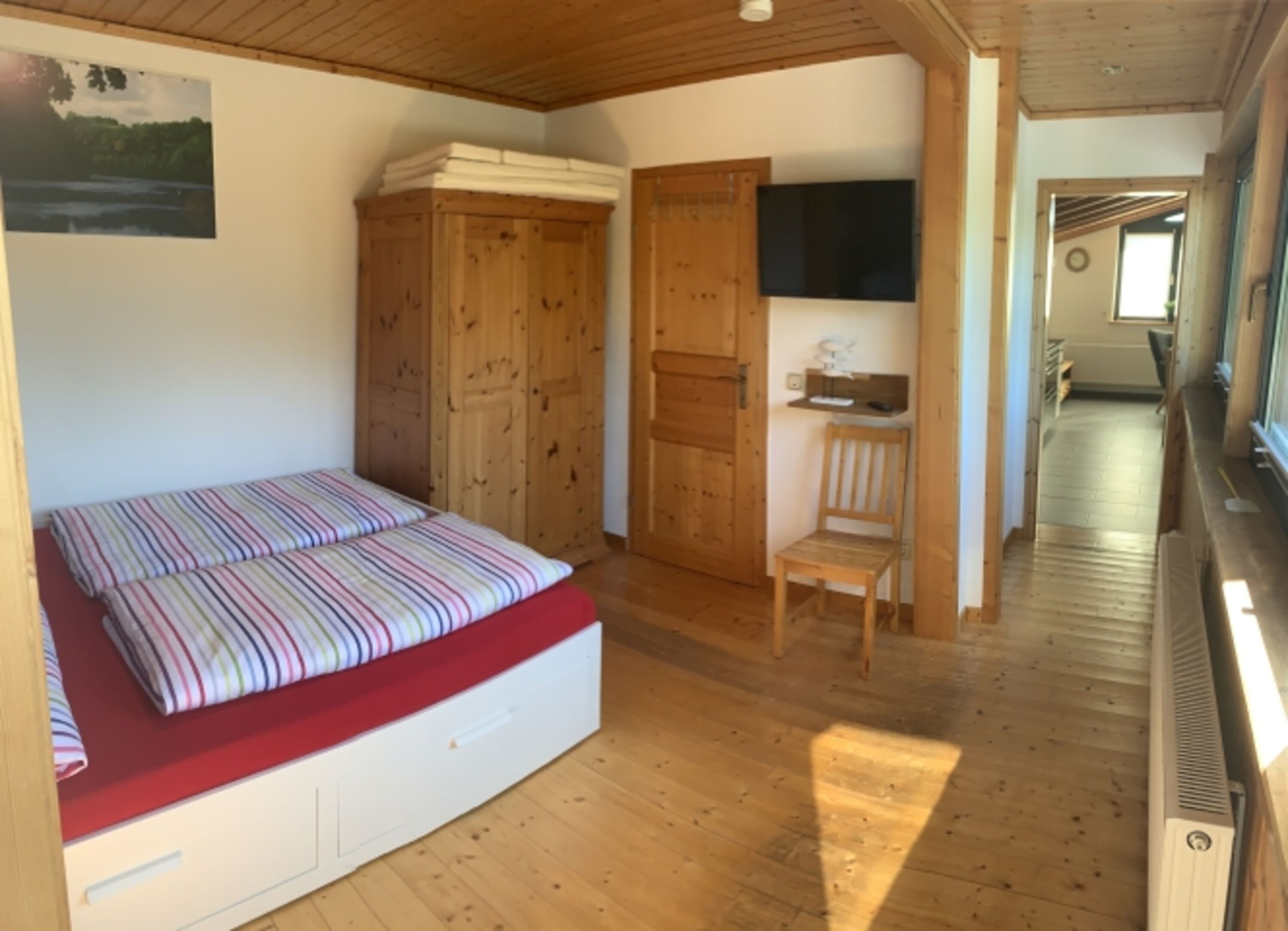 Schlafzimmer mit Doppelbett und Schlafkoje