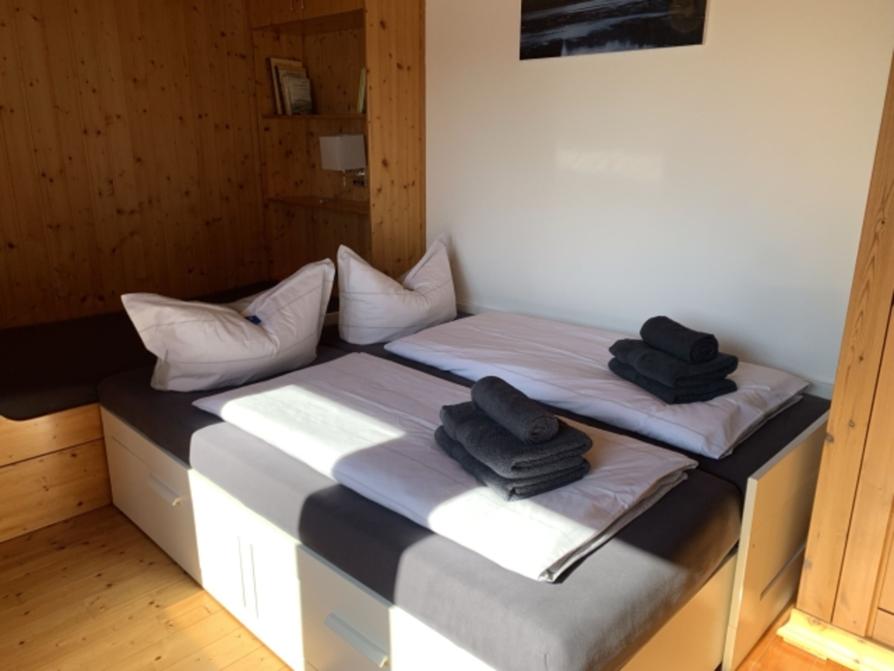 Schlafzimmer mit Doppelbett und Schlafkoje