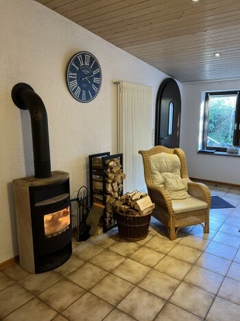 Gemütlich vor dem Kaminofen entspannen