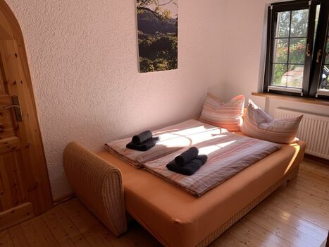 Schlafzimmer mit Doppelbett und Schlafkoje