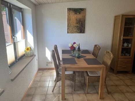 Wohn/Essbereich mit tollem Ausblick in die Natur