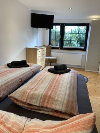 Schlafzimmer mit Doppelbett und Ausblick ins Grüne