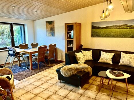 Wohn/Essbereich mit tollem Ausblick in die Natur