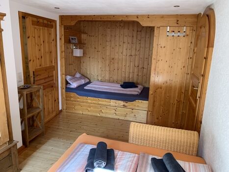 Schlafzimmer mit Doppelbett und Schlafkoje