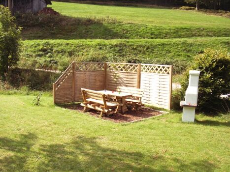 Gemütliche Grillecke im Garten