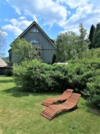 Große Liegewiese vor dem Haus