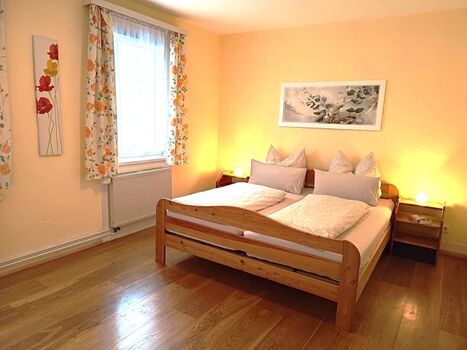 Geräumiges und helles Schlafzimmer mit separater Leseecke