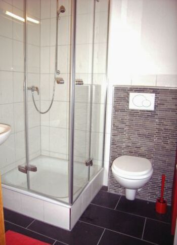 Modernes Bad mit Fenster