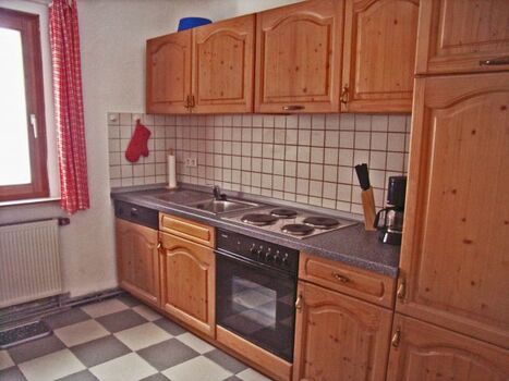 Geräumige, abgetrennte und gut ausgestattete Küche