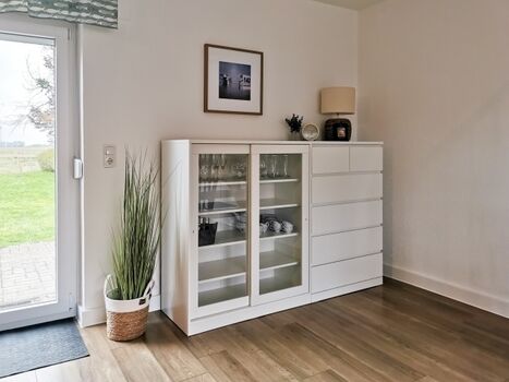 Möbel im Wohnzimmer mit Teeservice 