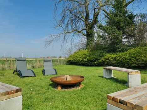 Garten mit Feuerschale und Liegen 