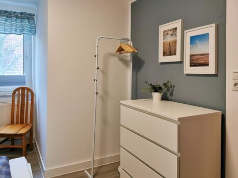 Erstes Schlafzimmer mit Doppelbett und Babybett 