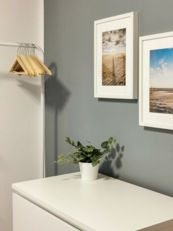 Erstes Schlafzimmer mit Doppelbett und Babybett 