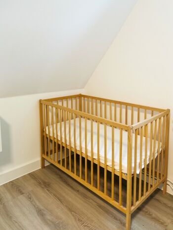 Babybett im Schlafzimmer