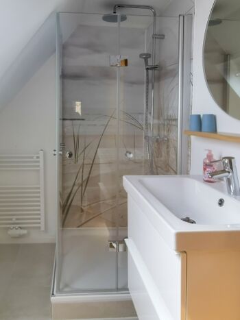 Badezimmer mit Regendusche