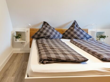 Erstes Schlafzimmer mit Doppelbett und Babybett 