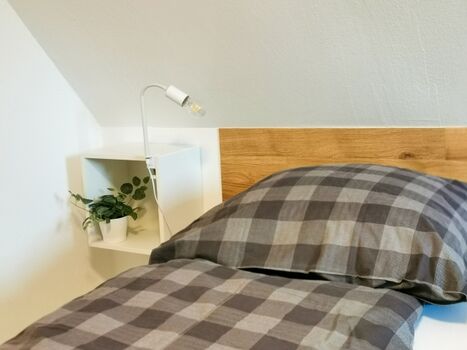 Erstes Schlafzimmer mit Doppelbett und Babybett 