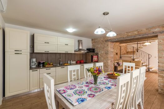 Küche mit Essbereich