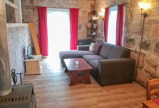 Urig-rustikal mit Natursteinwänden und Kaminofen