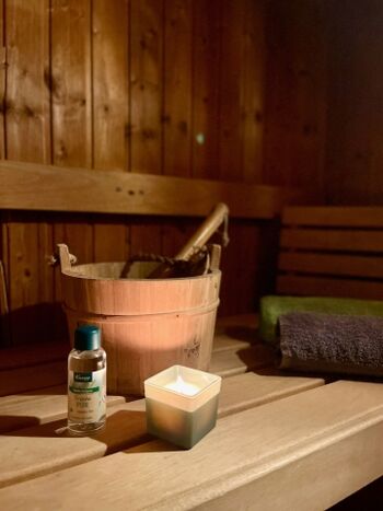 Aufgusseimer und Ätherisches Öl stehen bereit.