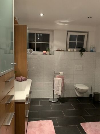 Großes Badezimmer mit begehbarer Dusche