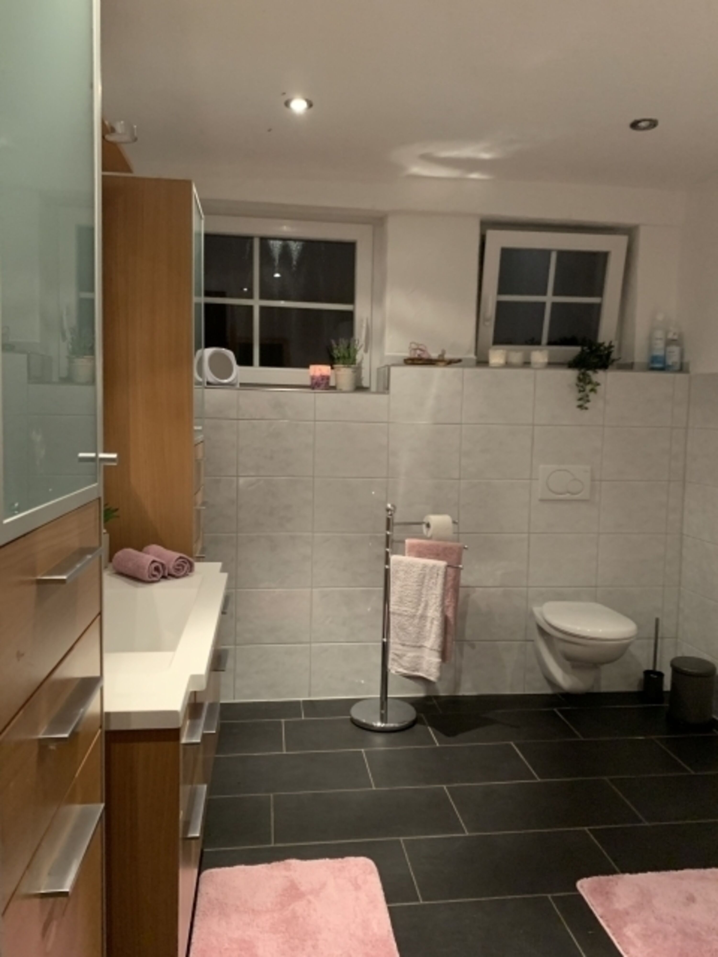 Großes Badezimmer mit begehbarer Dusche