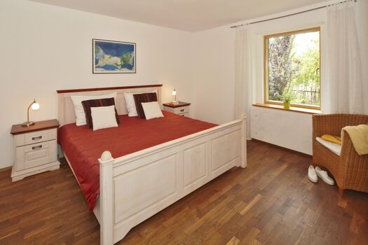 Großzügiger Schlafraum im Erdgeschoss mit viel Platz