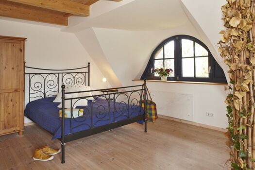 Das Schlafzimmer in der oberen Etage bietet sehr viel Platz...