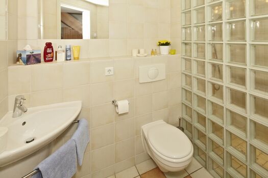 Bad mit moderner Walk-In-Dusche 