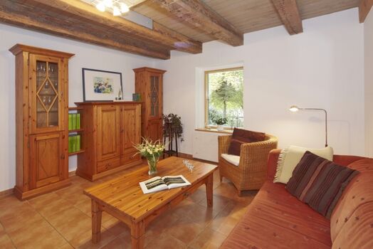 Der Wohnraum mit verdecktem Flachbild-TV (im Schrank)