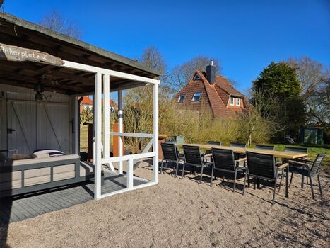 Terrasse mit großem Tisch und Grill/Feuerschale