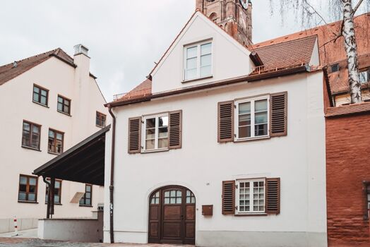 Außenansicht - ein komplettes Haus für Euch!