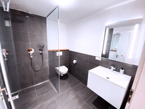 Badezimmer im EG mit ebenerdiger Dusche und WC