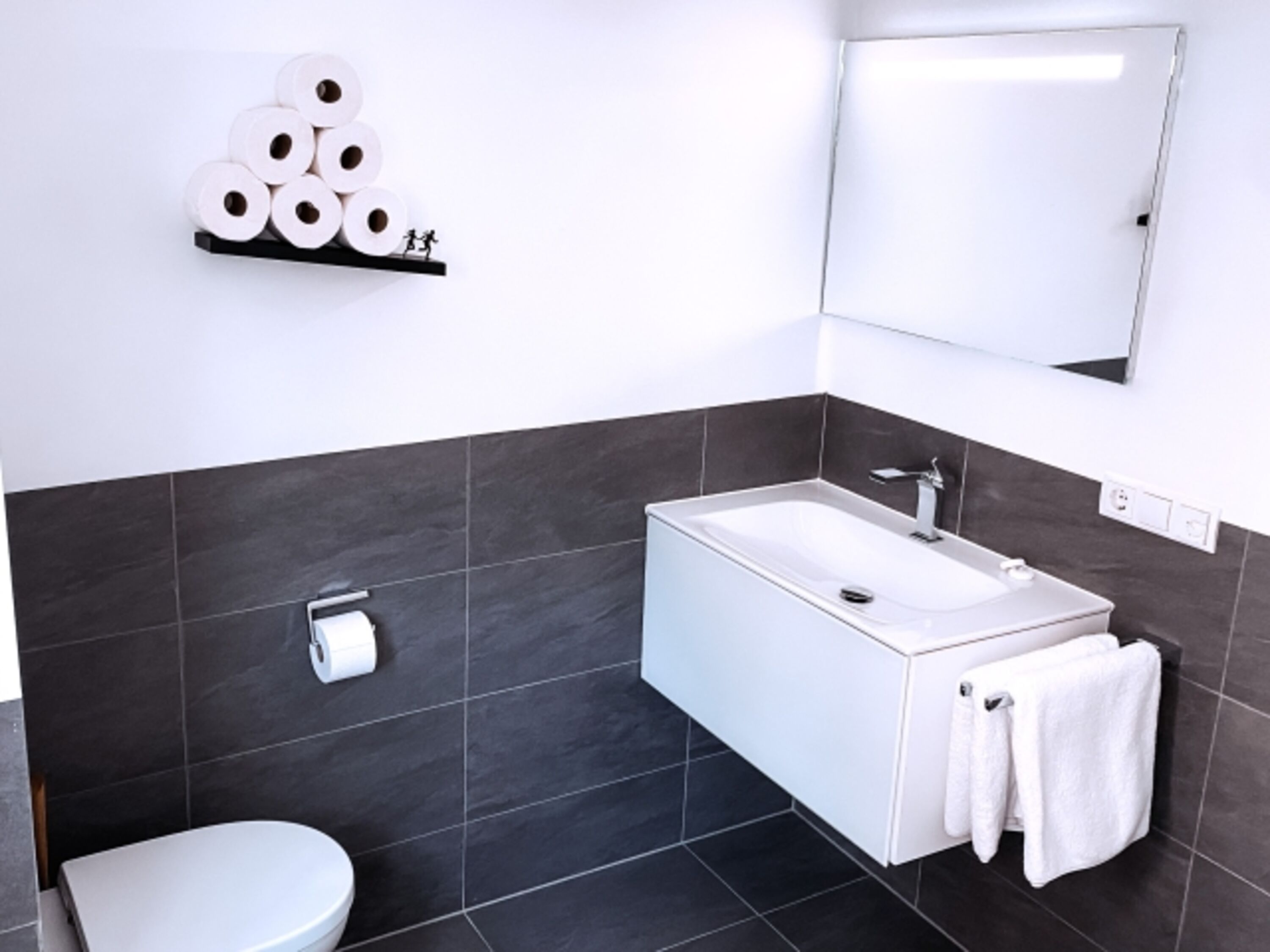 2. Badezimmer mit WC und Badewanne (1. Stock)