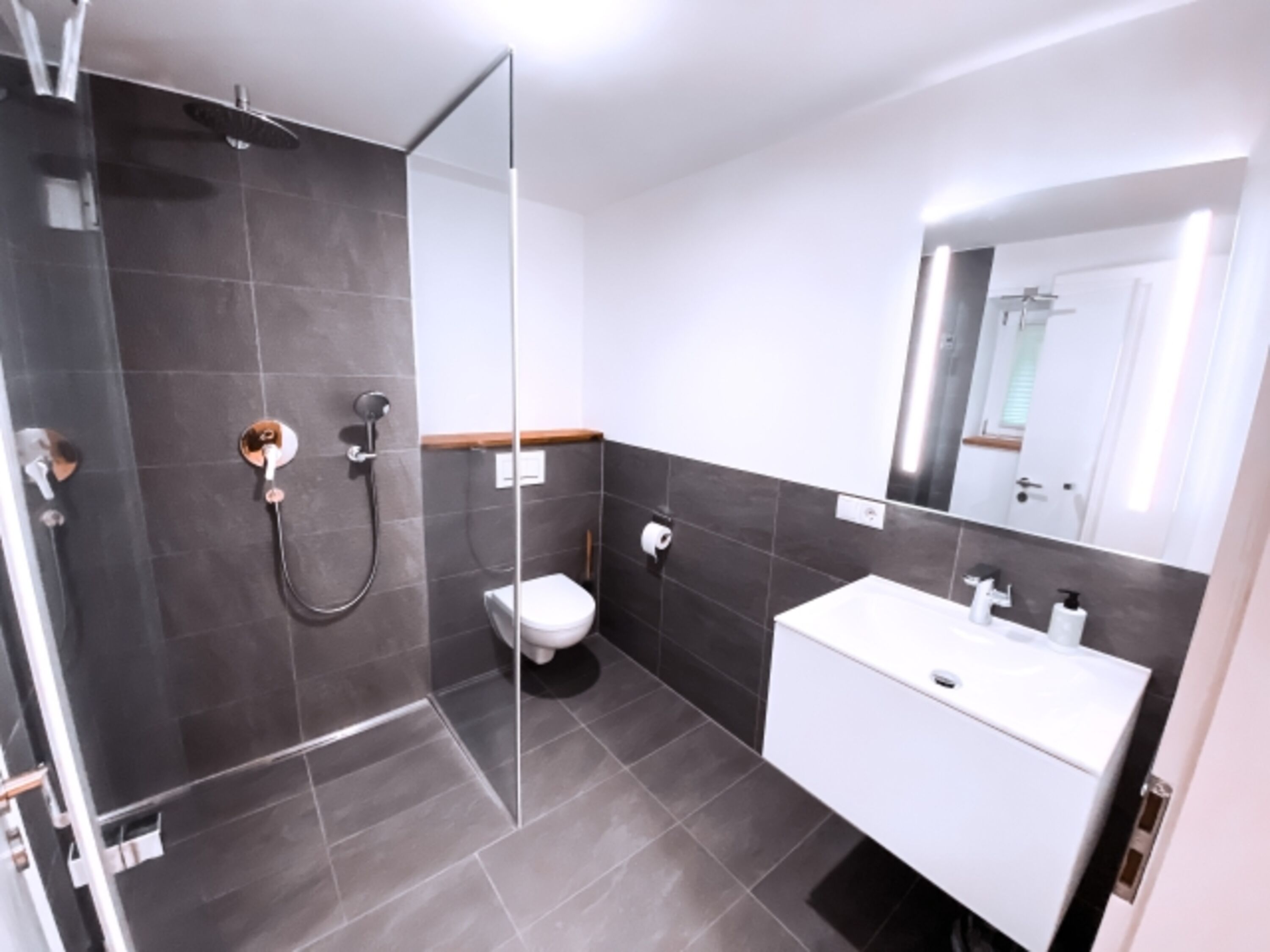 Badezimmer im EG mit ebenerdiger Dusche und WC