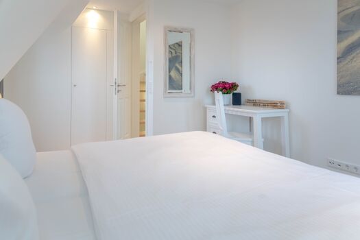 Bett Schlafzimmer 1. OG