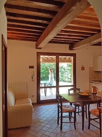 gemütliche Wohnküche mit Essplatz und 2-er Sofa