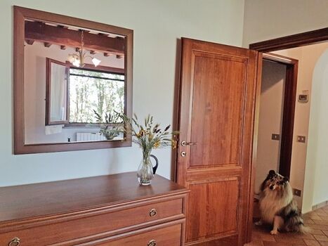 Doppelzimmer mit hochwertigem Holzmobiliar