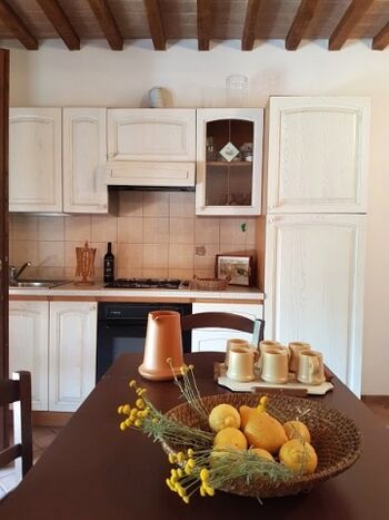 Einbauküchenzeile und Essplatz für 4 Personen