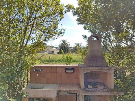 Grillstelle im Garten, Blick auf das Nachbargrundstück