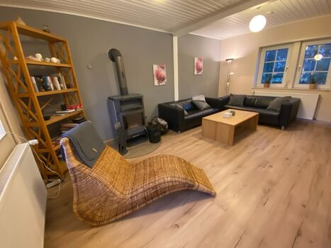 Wohnzimmer mit Kaminofen 