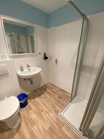 Bad mit Dusche unten