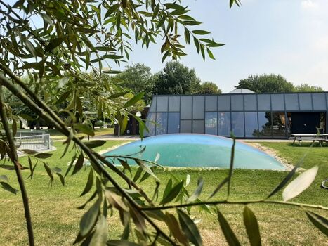 Sprungtuch und Hallenbad 