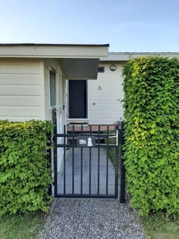 Seiteneingang mit Tor