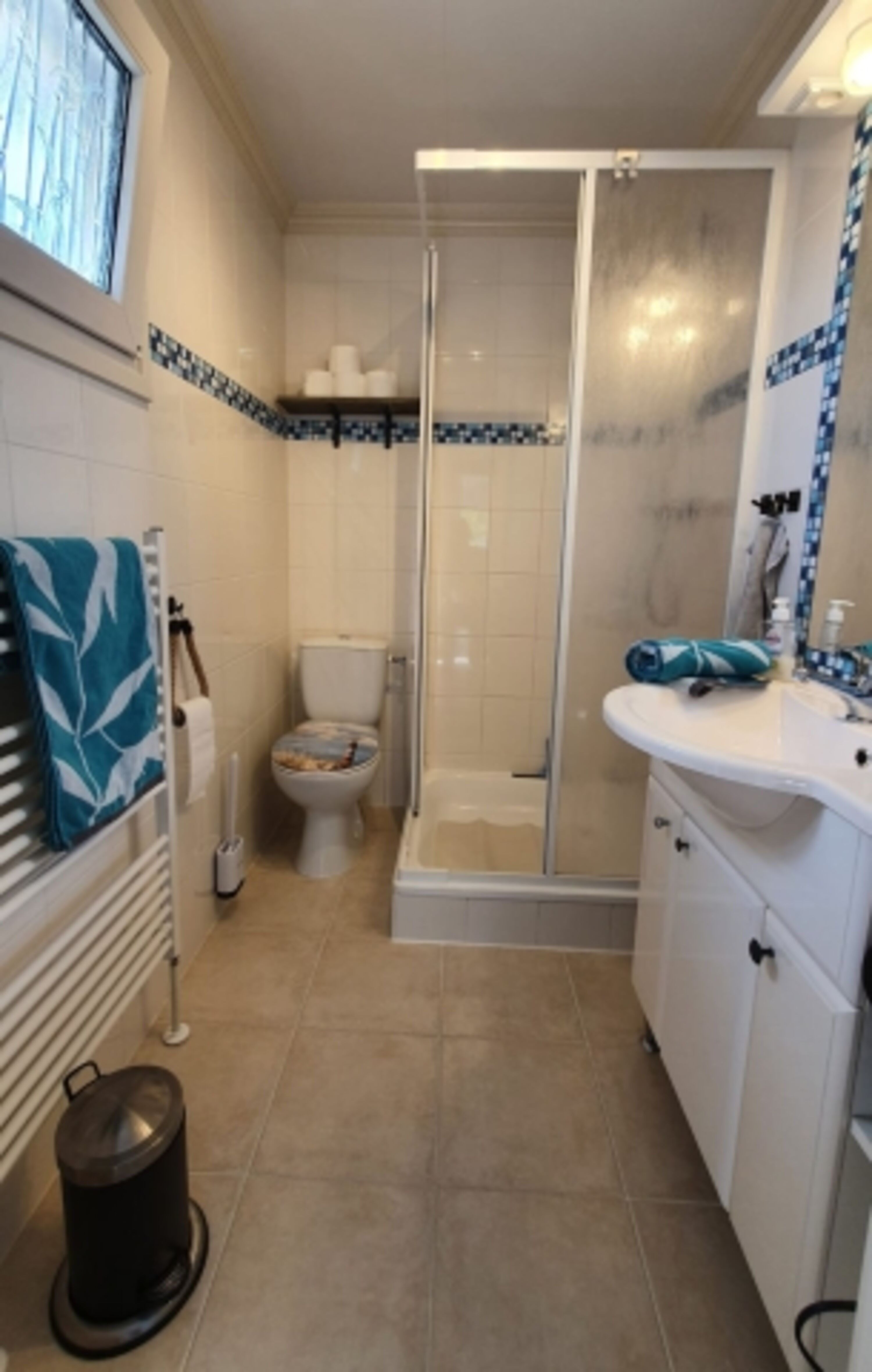 Badezimmer mit Fenster