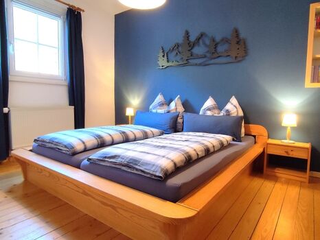 Schlafzimmer 1 auf der unteren Etage mit Doppelbett